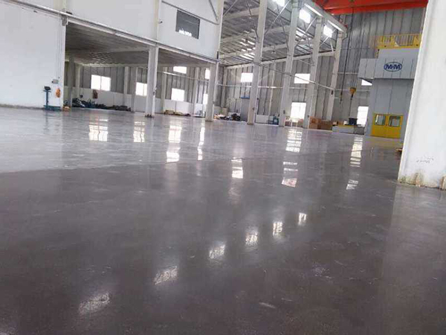 混凝土密封固化劑地坪怎么解決反白現(xiàn)象，使地面更加的亮